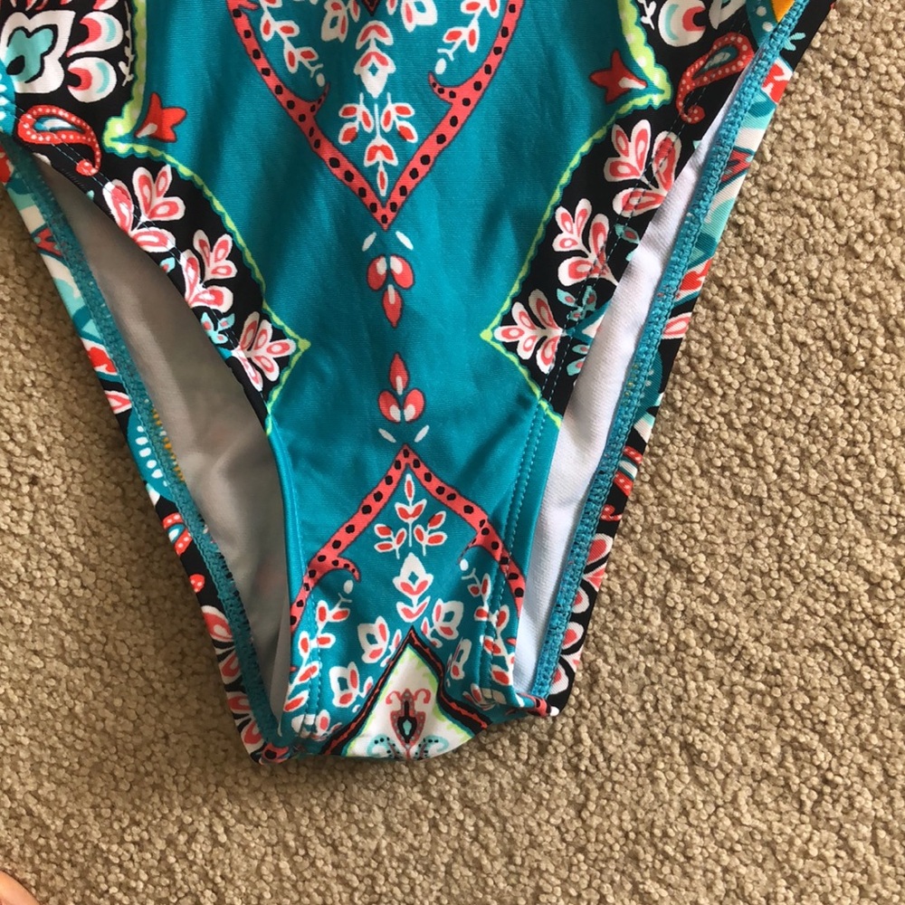 Cute swimsuit - Picture 3 of 9